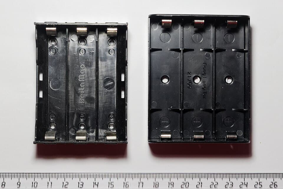 Comparison of 18650 and 21700 battery compartments 02