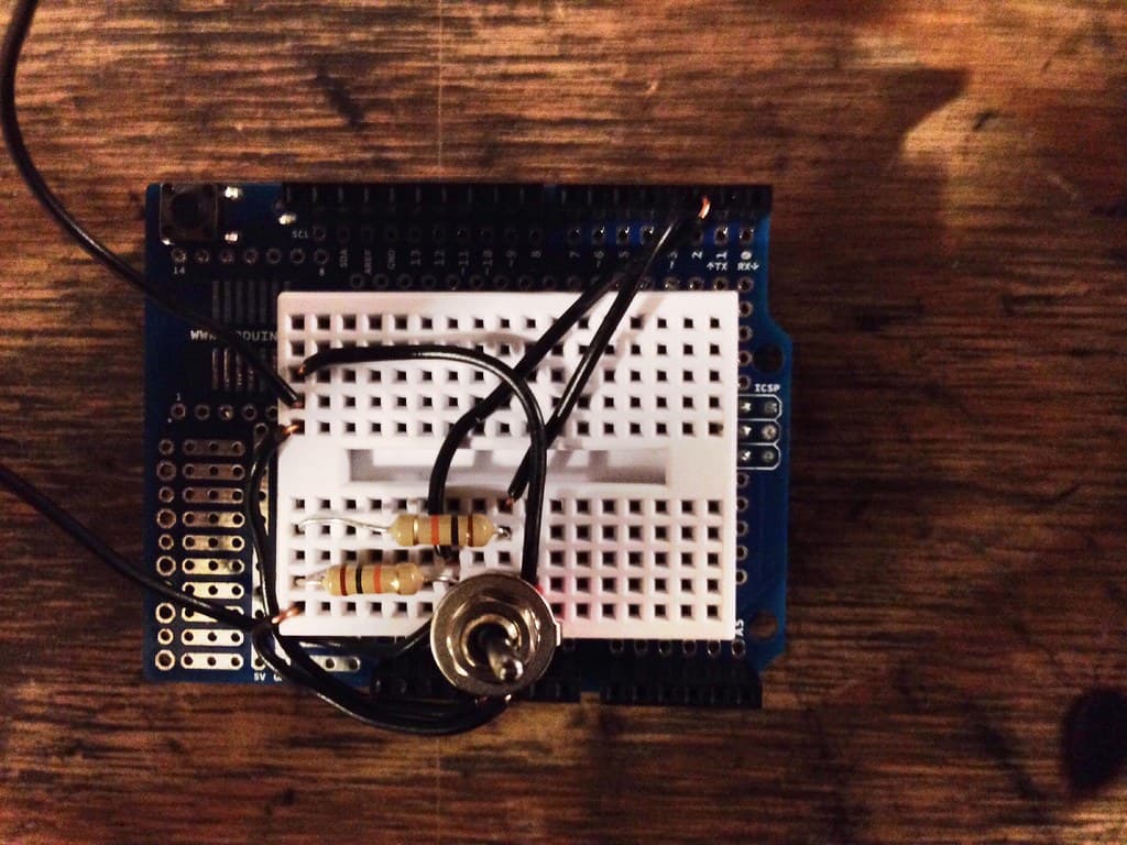 Step 08 - Wire the toggle switch (HS004) to the mini-breadboard (HS011)
