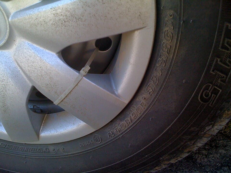Wheelcover with cable tie - detail