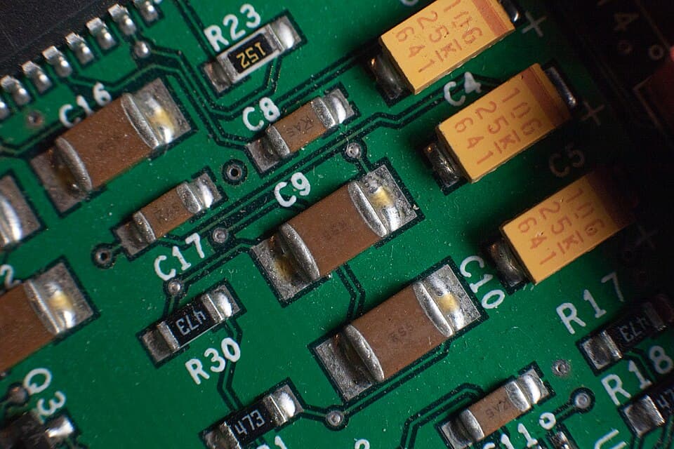 Ceramic capacitors mounted on a PCB