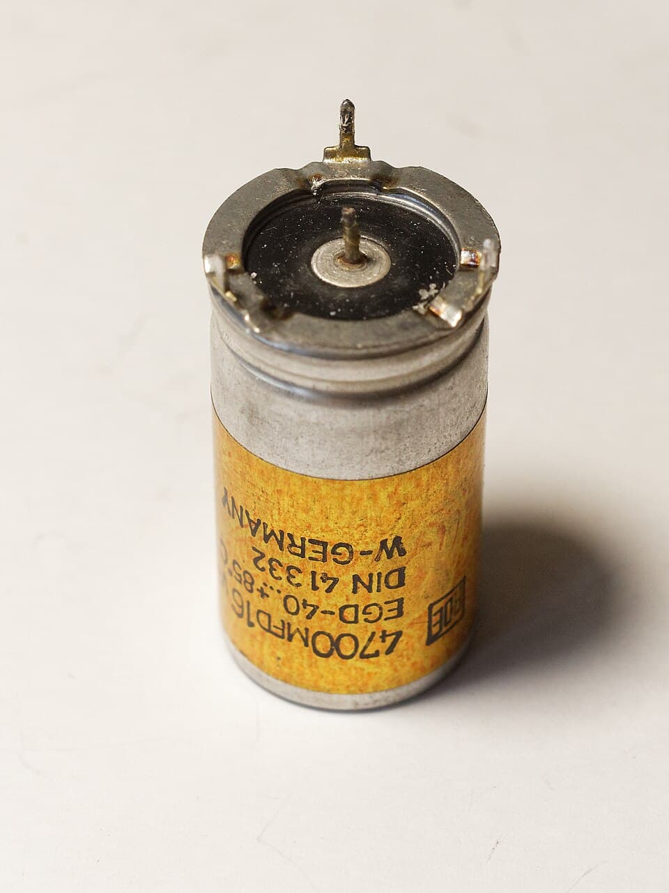 Roederstein 4700uF-16V capacitor, ca. 1986 02