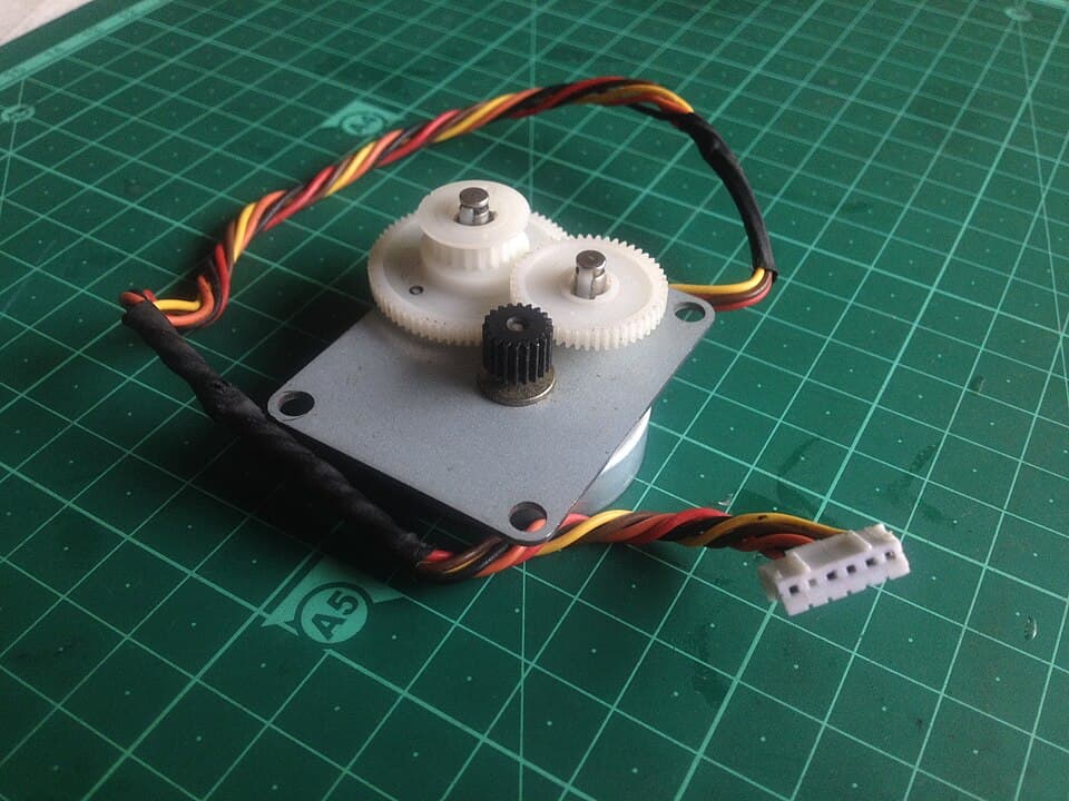 Unipolar stepper motor with reduction gear mechanism