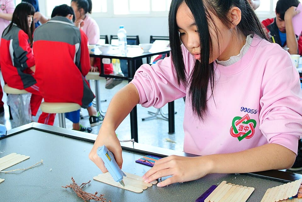 Student of Baozhong Junior High School using hot glue gun in class 20130308