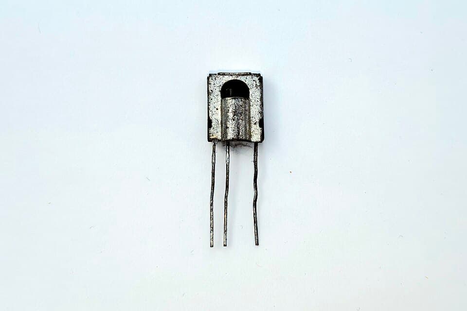 TSOP1738 infrared (IR) receiver sensor (2)