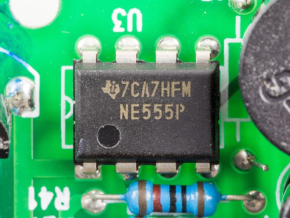 U2 Photon 2004 Moving Flash Light - controller - Texas Instruments NE555P-92612