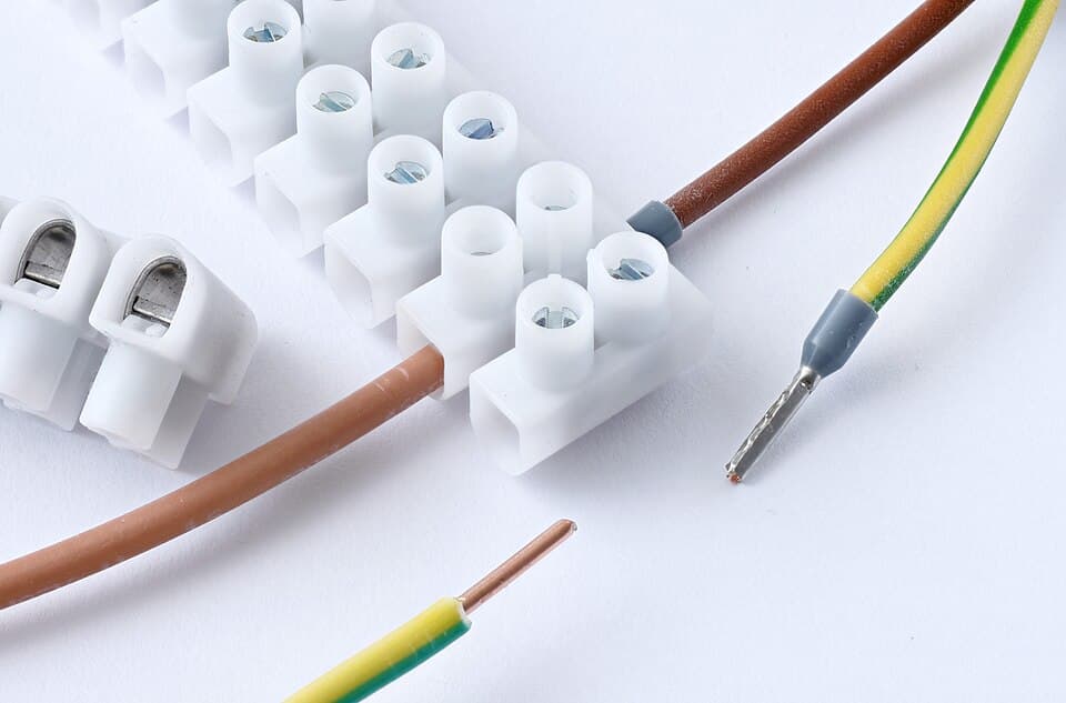 Screw terminal with crimped wire