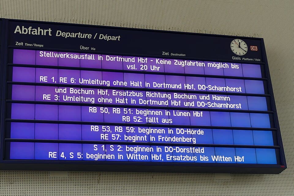 LCD display in Dortmund main station 02