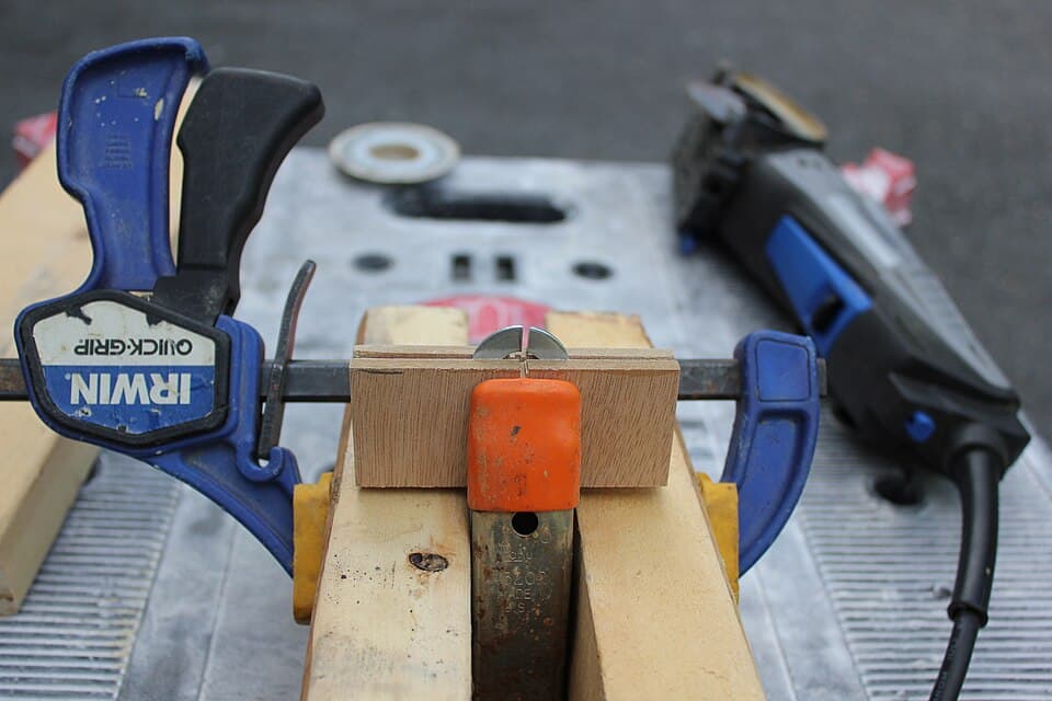 Made vice for washer cutting